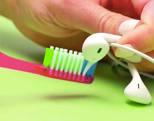Frote la rejilla de alambre con un cepillo de dientes viejo para limpiar rápidamente los auriculares sucios.