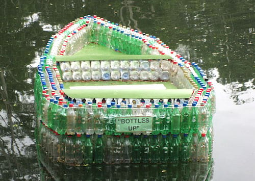 בקבוק פלסטיק סירה קטנה צף