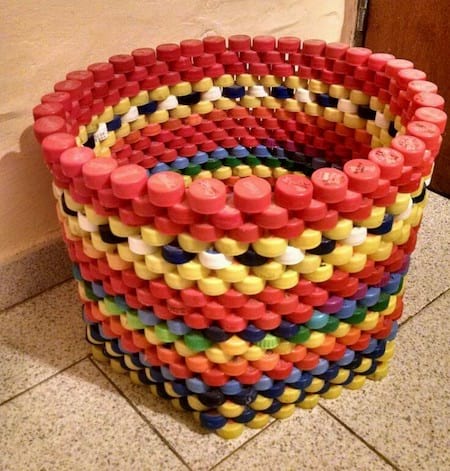 caja de juguetes colorida tapas de botellas de bricolaje