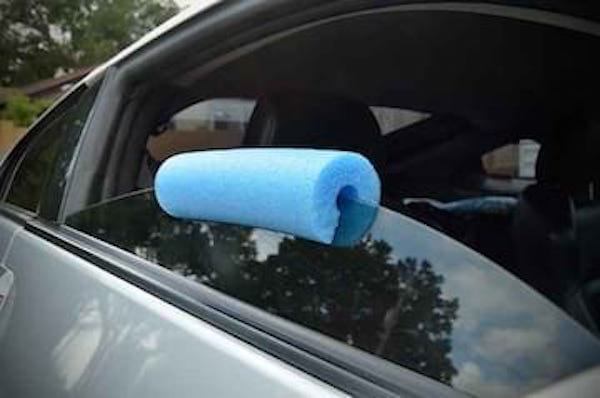 Para evitar que los niños se pellizquen los dedos en el coche.
