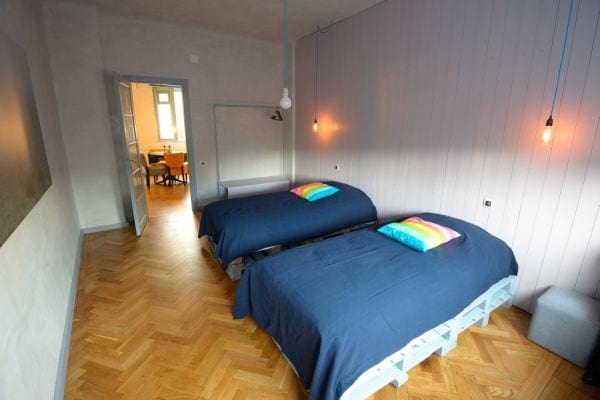 2 camas individuales de palet de madera