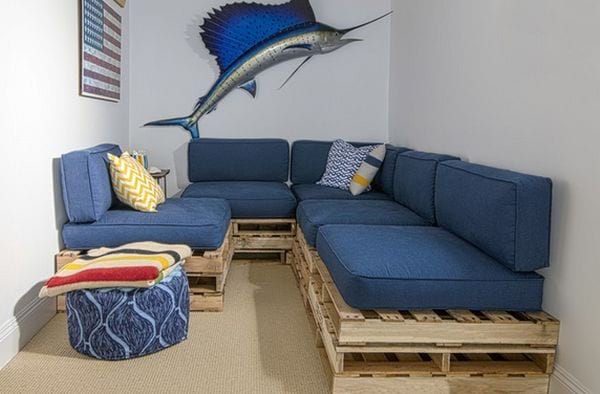 sofá azul en palet de madera