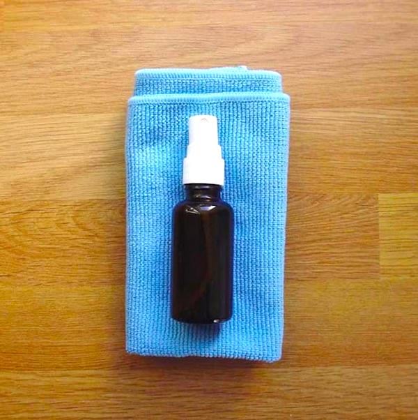 Use una pequeña botella de spray y un paño de microfibra para limpiar un iPhone sucio.