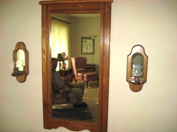 صورة مرآة خشبية