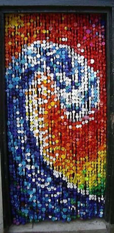 cortina multicolor con tapas de plástico