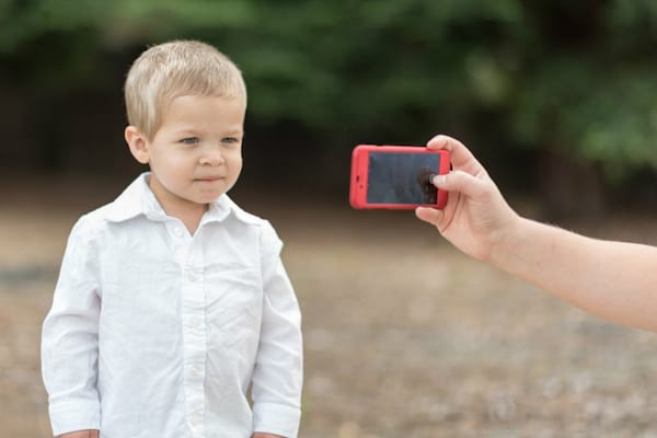 צלם תמונה של ילדך לפני היציאה לפארק שעשועים