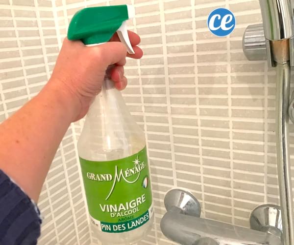 El vinagre blanco evita la aparición de moho en la ducha y en las paredes