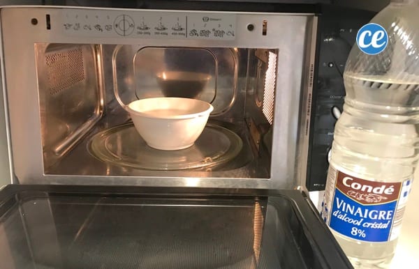 un bol lleno de vinagre blanco en el microondas para facilitar la limpieza