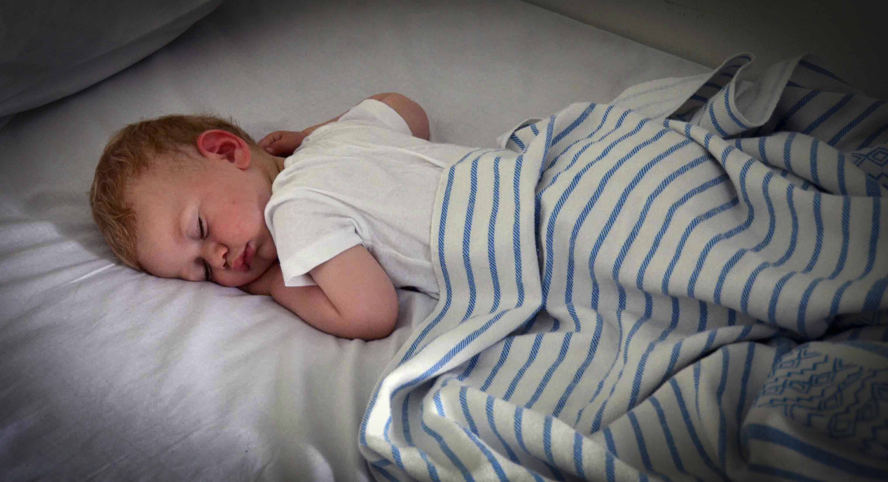 באיזו שעה הילד שלך צריך ללכת לישון? המדריך המעשי בהתאם לגילו.
