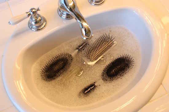 ¿Sabías que el bicarbonato de sodio puede limpiar fácilmente tus cepillos para el cabello?