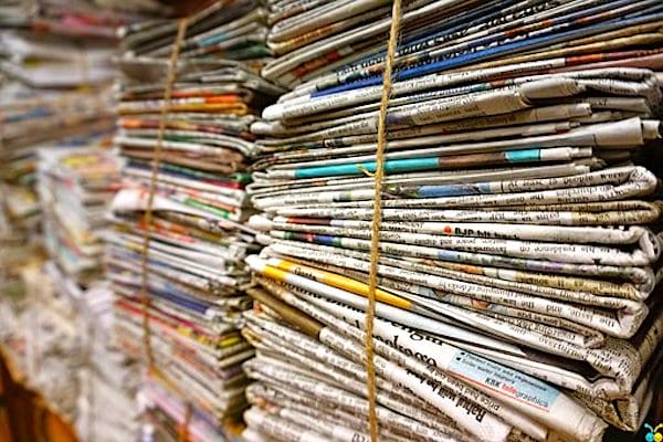 Para salvar el planeta, siempre recicle los periódicos de papel.