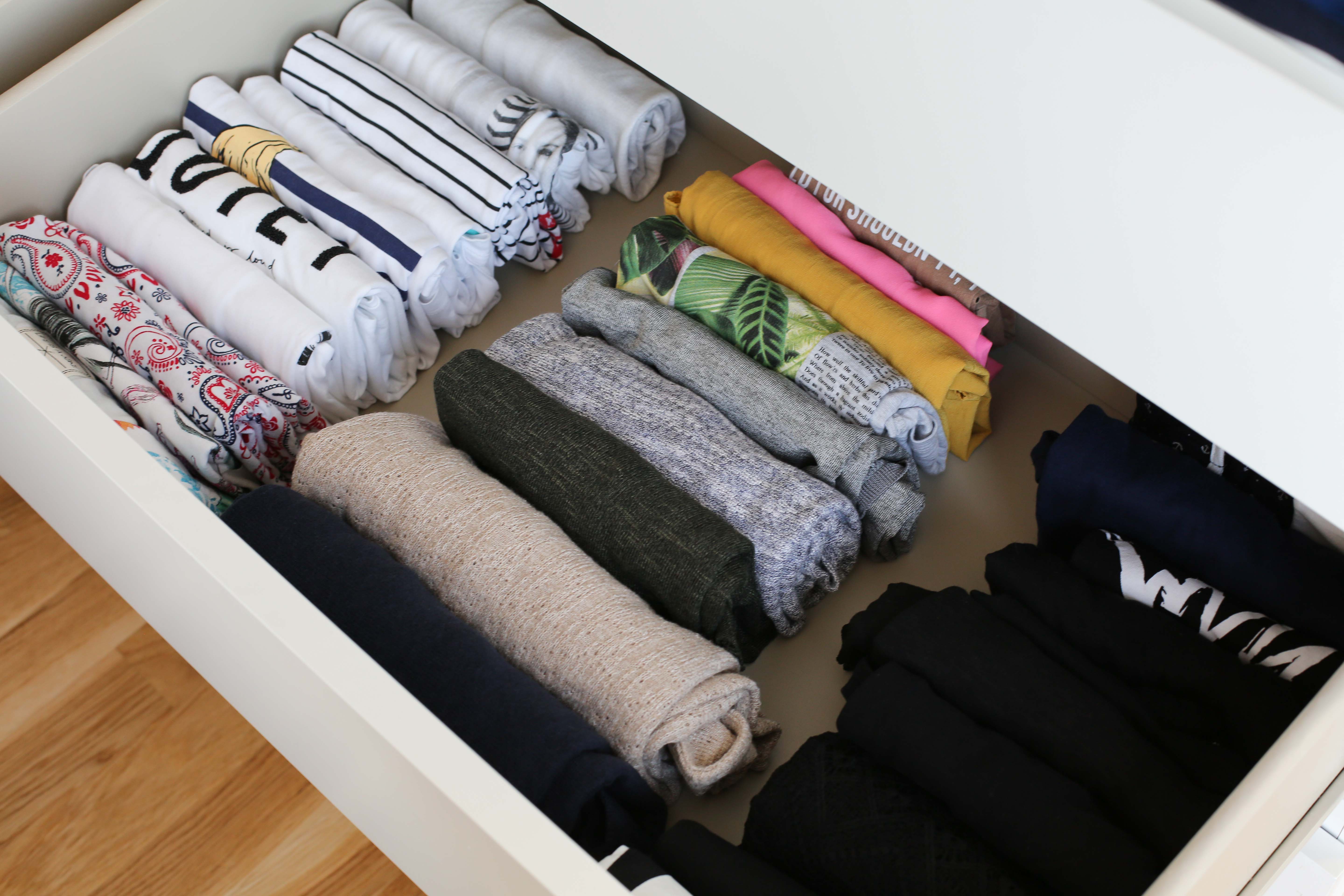 5 μαγικές συμβουλές για να διπλώσεις όλα σου τα ρούχα όπως η Marie Kondo.