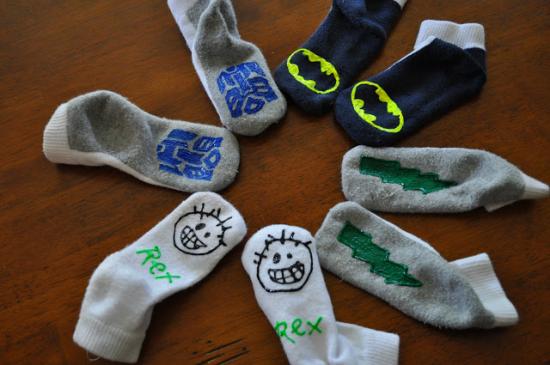 3 pares de meias transformadas em chinelos infantis antiderrapantes