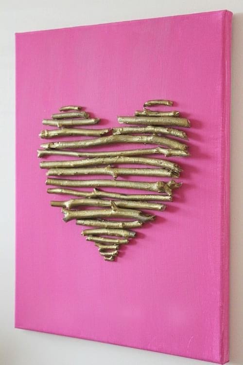 un lienzo hecho con corazones de ramitas pintadas
