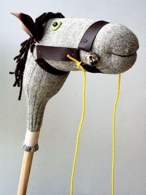 Montar a caballo con un calcetín gris en la cabeza.