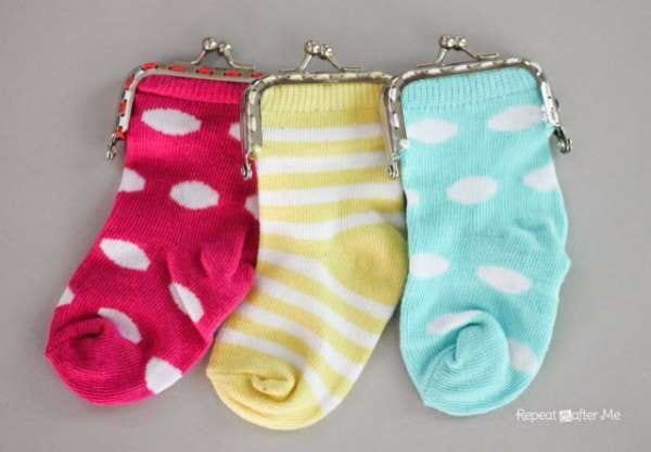 Tres calcetines de diferentes colores que sirven como carteras