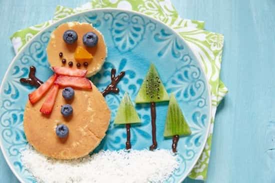 en snemand lavet med pandekager