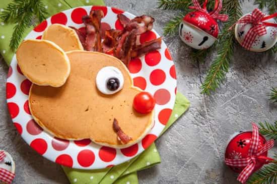 ناشتے میں پینکیکس کے ساتھ بنایا گیا سانتا کا قطبی ہرن
