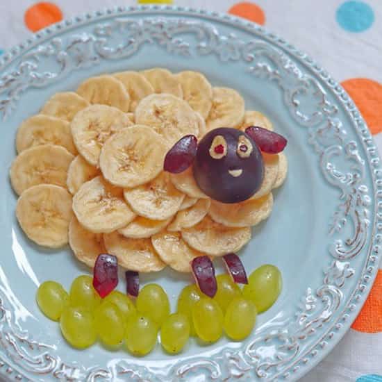 una oveja hecha con plátanos para un divertido desayuno