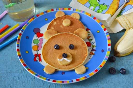 en lille bjørn lavet med pandekager