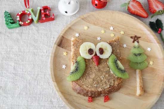 toast ve tvaru sovy na vánoční snídani
