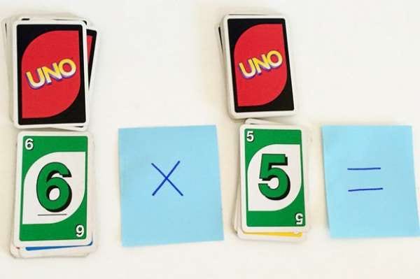 משחק מתמטיקה מנטלית עם קלפי UNO
