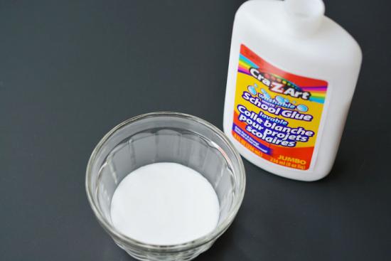 receta de pintura de espuma: poner pegamento