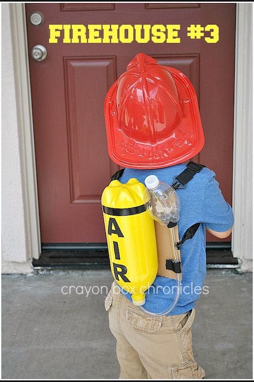 Una disfressa de bomber feta amb una ampolla de plàstic