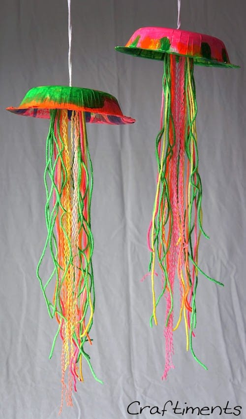 Medusas de colores hechas de cartón y placas de alambre.