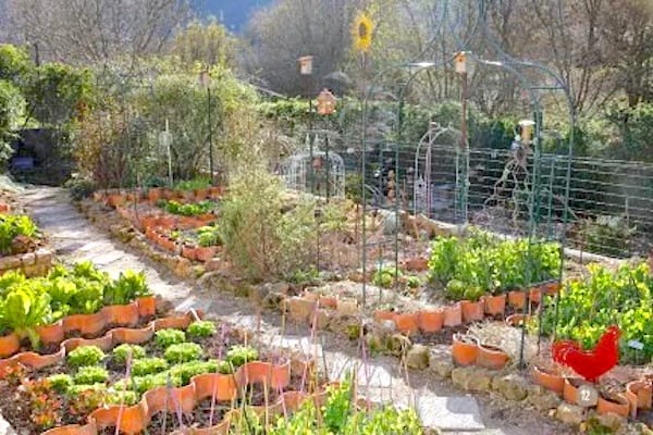 bordes de jardín con azulejos reciclados
