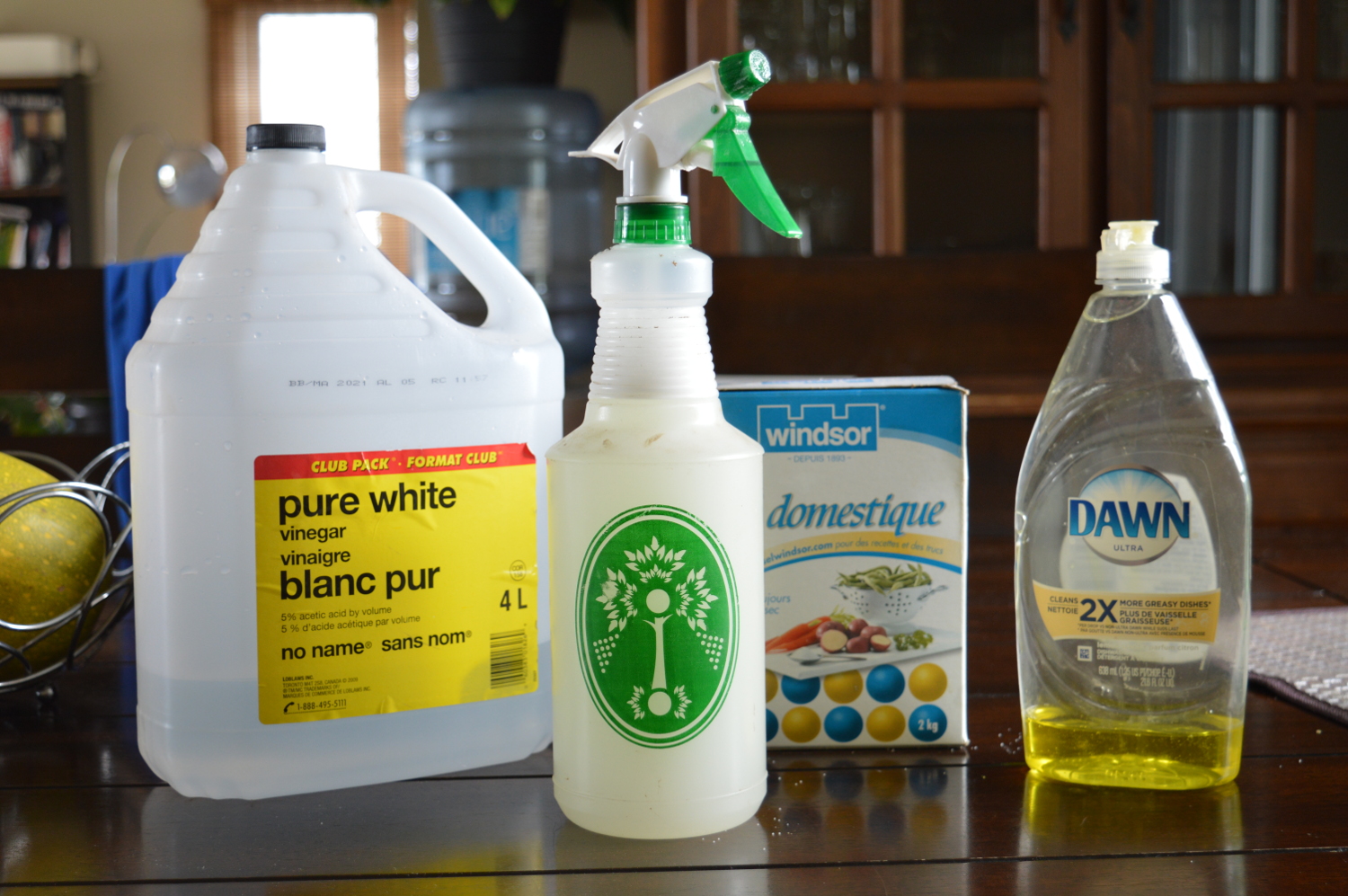 Potente y fácil de hacer: el herbicida de la casa del vinagre blanco.