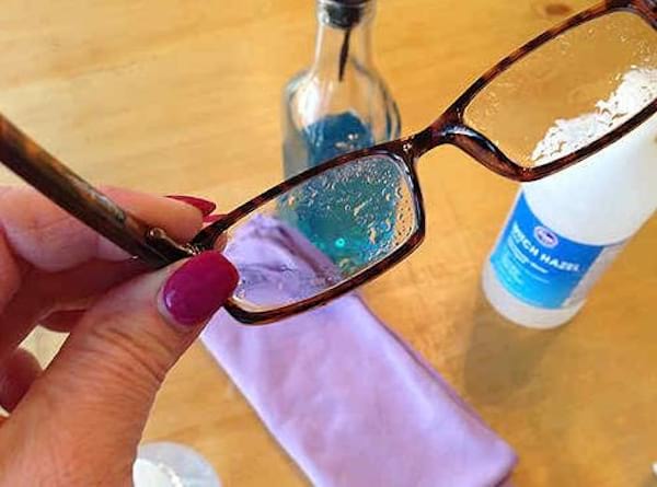 Ulleres amb esprai de neteja sobre les ulleres.
