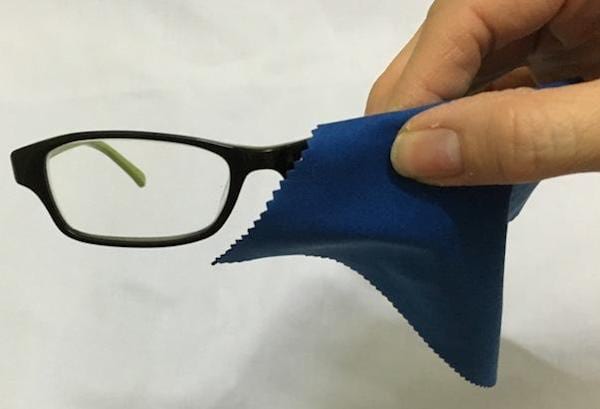 Netejar ulleres amb un drap de microfibra.
