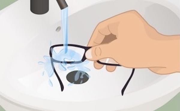 Il·lustració de rentar els gots de les ulleres graduades.