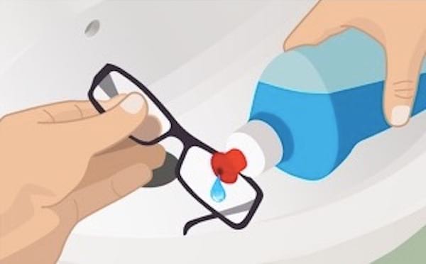 Ilustrācija ar trauku mazgāšanas līdzekļa piliena uzklāšanu uz recepšu brillēm.