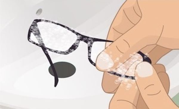 Masāžas brilles ar trauku ziepēm ilustrācija.
