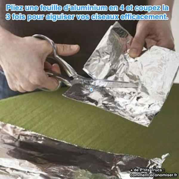 Doblegueu el paper d'alumini en 4 i talleu 3 vegades per esmolar les tisores de manera fàcil i eficaç.