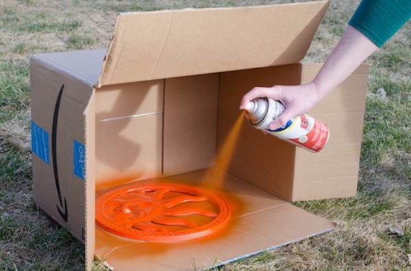 use una pintura en aerosol en una caja de cartón para que no la tenga por todas partes