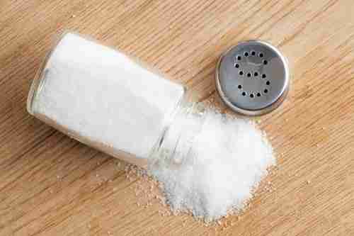 salt til at løsne tæppestof plettet med vin