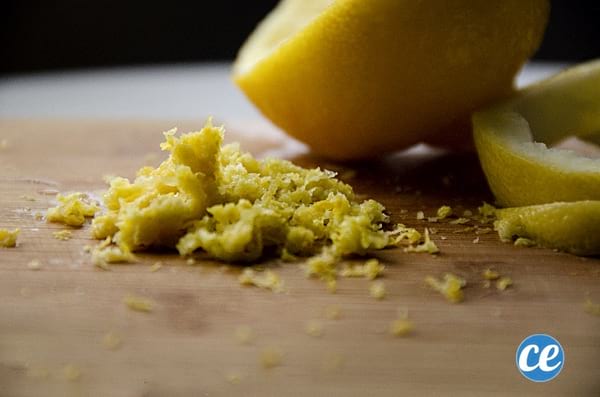 hacer ralladura de limón con piel de limón