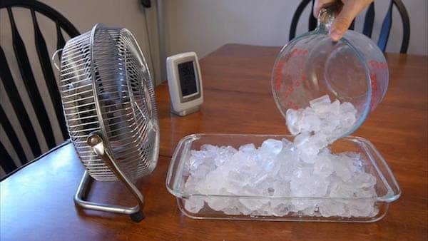 Para enfriar su hogar, coloque un tazón grande lleno de cubitos de hielo frente a un ventilador.