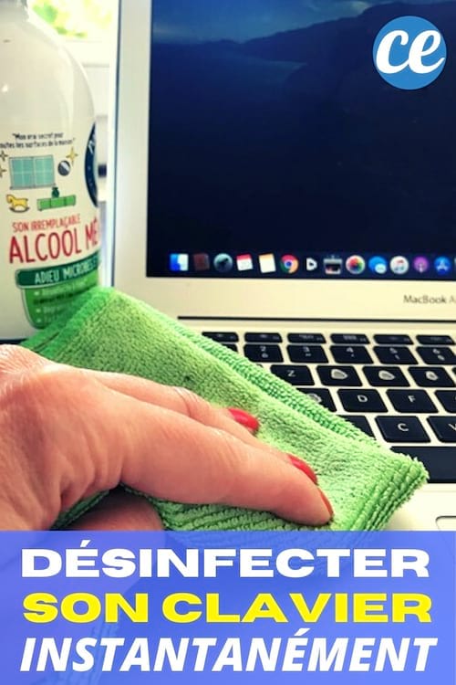 Una persona limpia el teclado de la computadora con un paño y un aerosol de alcohol doméstico
