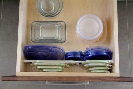 Utilice las varillas extensibles para organizar las cajas de comida.