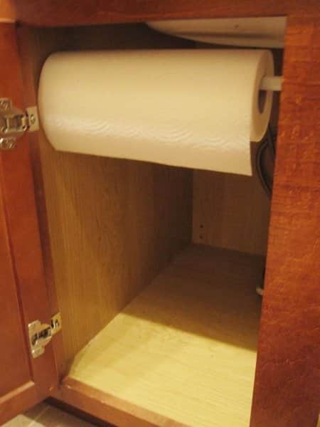Utilice las varillas extensibles para guardar la toalla de papel debajo del fregadero.