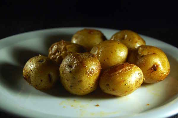 Patates fregides en un plat