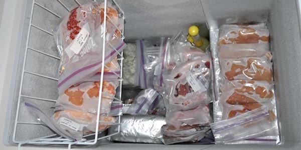 Es veu a l'interior d'un congelador cofre amb aliments en bosses de congelador