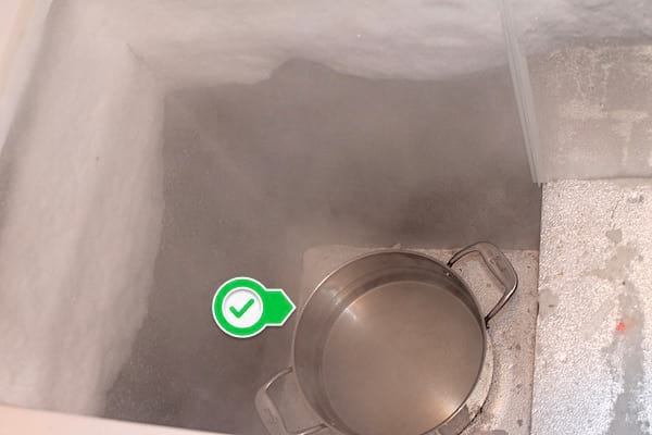 Com descongelar ràpidament el congelador amb aigua calenta en una paella