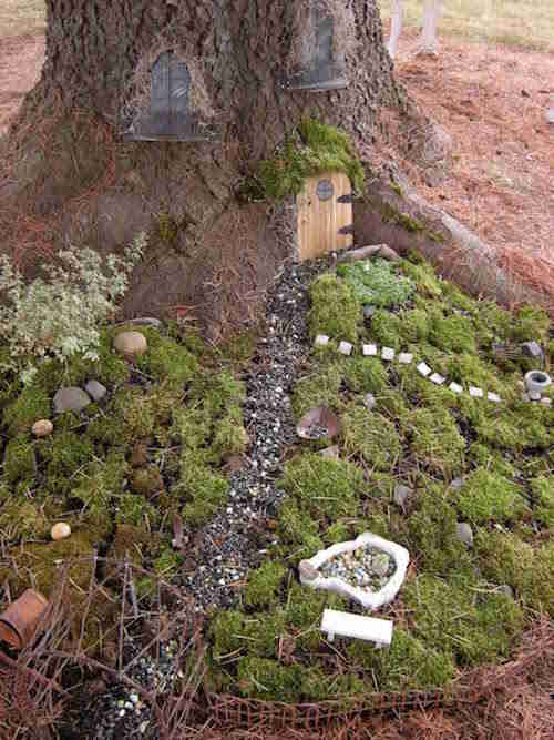 Miniatūrs dārzs ar māju kokā