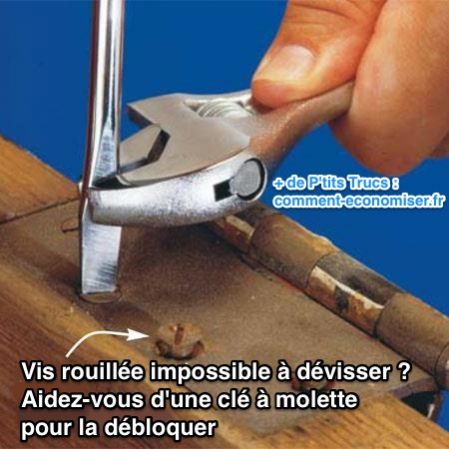Use una llave ajustable para desbloquear un tornillo oxidado