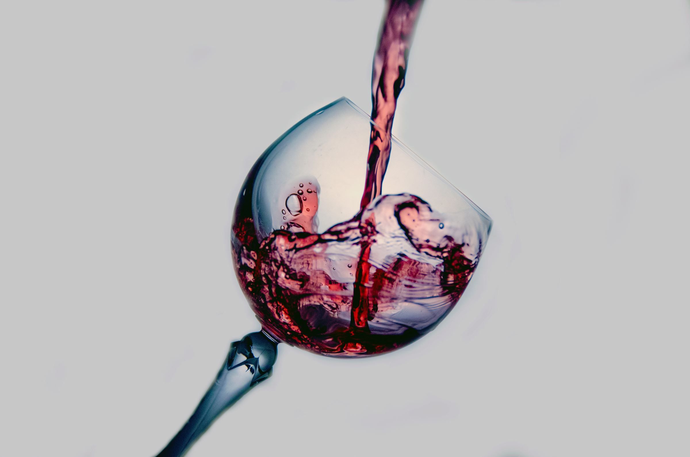Skvrna od červeného vína: Nejlepší tip, jak se jí zbavit.